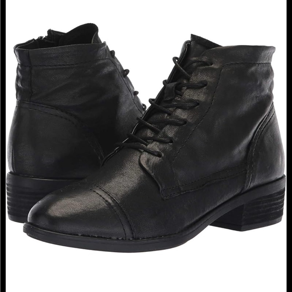 Women's Comfortiva Black Ankle Boots size 7.